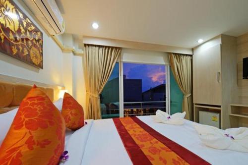 1 dormitorio con 1 cama grande y ventana en Aurora Villa, en Phuket