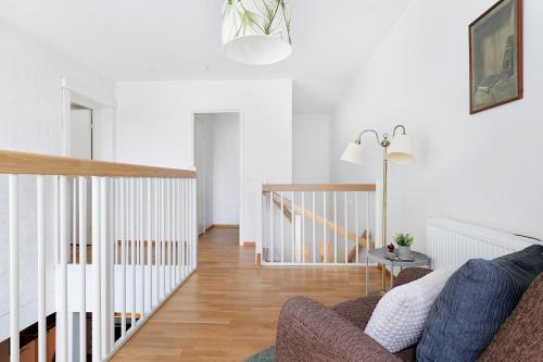 - un salon avec un canapé et un escalier dans l'établissement Guestly Homes - 3BR City Charm, à Piteå