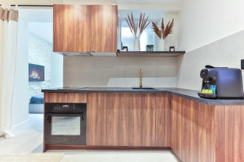 une cuisine avec un évier et une cuisinière dans l'établissement Cozy apartment - 1BR 4P - Grenelle Eiffel tower, à Paris