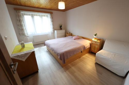 ein kleines Schlafzimmer mit 2 Betten und einem Fenster in der Unterkunft Hrdá Ves - Dům U Slunce in Vír