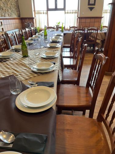a long dining room with a long table and chairs at Hotel Restaurante Benidorm 1970 in Villamayor