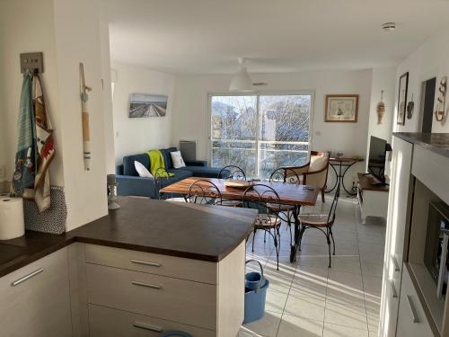 une cuisine et un salon avec un canapé et une table dans l'établissement 100 metres de la plage, à Jullouville