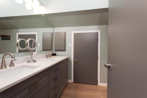 ein Badezimmer mit Waschbecken und zwei Spiegeln in der Unterkunft Needles N220 in Durango