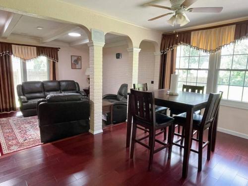 uma sala de estar com uma mesa e um sofá em Gorgeous Williamsville Home in Central Location em Buffalo