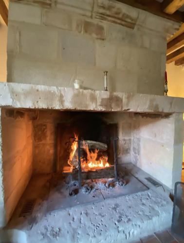 - un four en briques avec une cheminée dans l'établissement Gîte picturesque de 4 chambres, Pays d'Auge, à Cheffreville-Tonnencourt