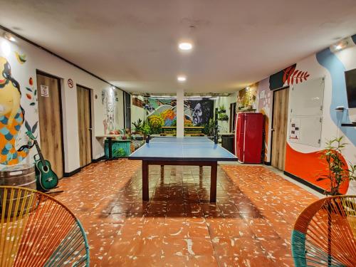 una mesa de ping pong en el medio de una habitación en Zamia Hostel en Bucaramanga