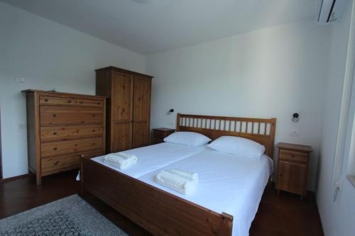 斯普利特的住宿－Zebrus apartment，一间卧室配有带2个枕头和梳妆台的床