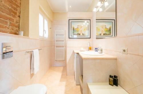 een witte badkamer met een wastafel en een spiegel bij Lusso e Charme! in Florence