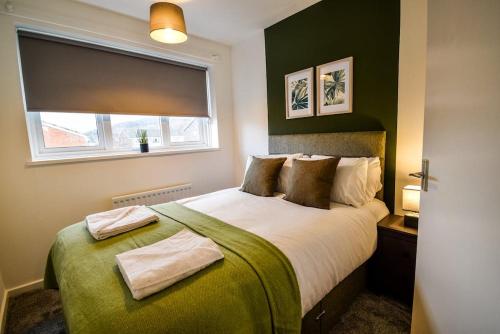 um quarto com uma cama grande e uma janela em Woodcock House 3 Bedrooms Workstays UK em Lackenby