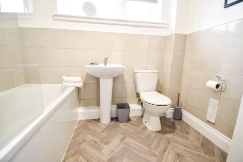 uma casa de banho com um WC e um lavatório em Woodcock House 3 Bedrooms Workstays UK em Lackenby