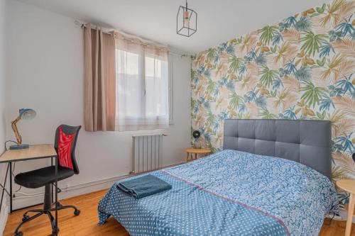 een slaapkamer met een bed, een bureau en een stoel bij Le cocon in Fontaine