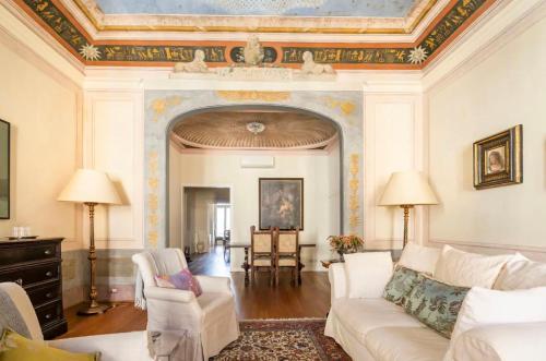 een woonkamer met een bank en stoelen en een plafond bij Lusso e Charme! in Florence