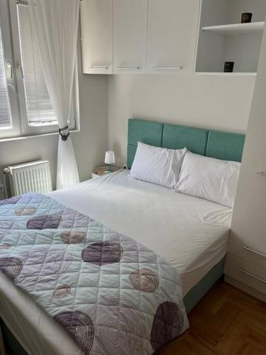 Urban flat tesisinde bir odada yatak veya yataklar