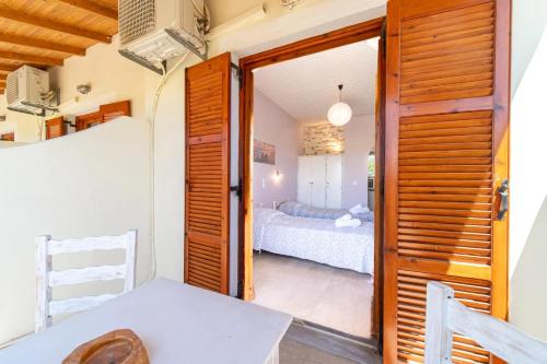 Postel nebo postele na pokoji v ubytování natura studios almyros