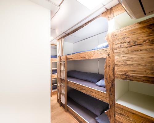 een stapelbed met blauwe kussens in een kamer bij Sleeptrailer in Zürich