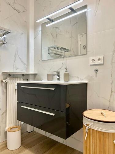 une salle de bain avec un lavabo et un miroir dans l'établissement Menton centre, jardin Bioves, casino, à Menton