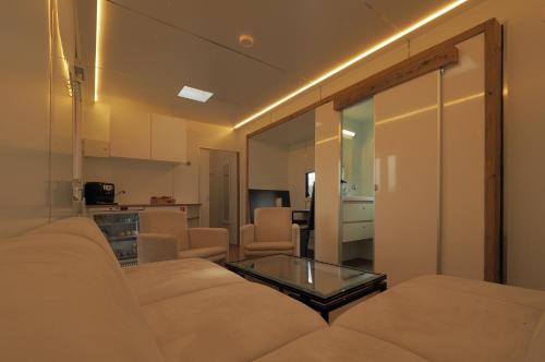 een woonkamer met een bank en een glazen tafel bij Sleeptrailer in Zürich