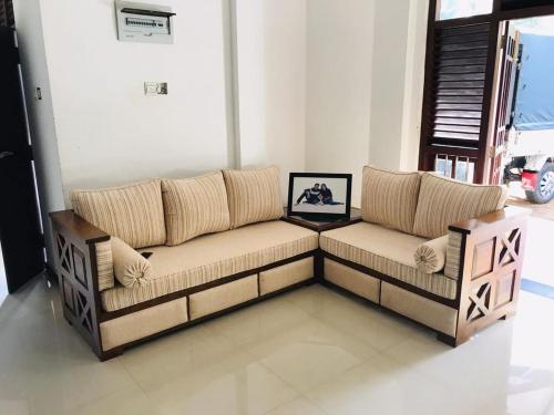 sala de estar con sofá en una habitación en Hesali villa, en Ambalangoda