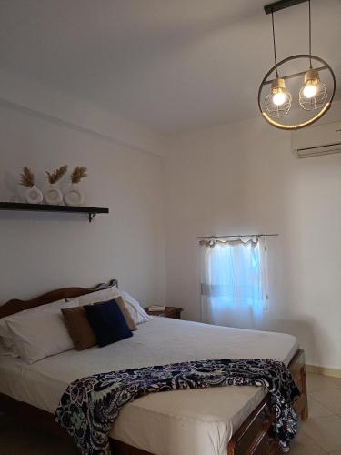 1 dormitorio con cama y lámpara de araña en House with backyard in dahab, en Dahab