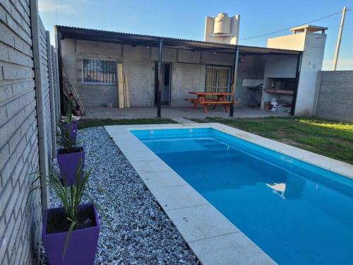 - une piscine dans l'arrière-cour d'une maison dans l'établissement Casa quinta , ideal descanso, 