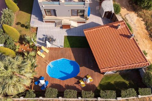 una vista aérea de una casa con piscina en A Cozy Eco Villa by the Sea, en Gouves