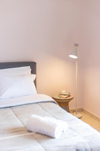 Una cama o camas en una habitación de Mnḗmē