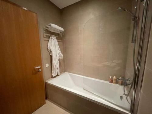 uma casa de banho com um chuveiro e uma banheira em Appartement a la marina de salé em Salé