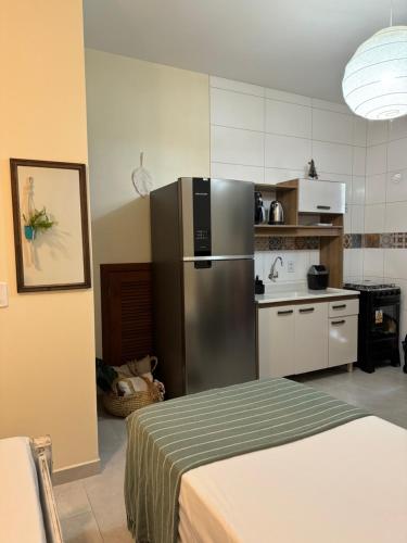 Η κουζίνα ή μικρή κουζίνα στο AP na Praia Garopaba loft 102