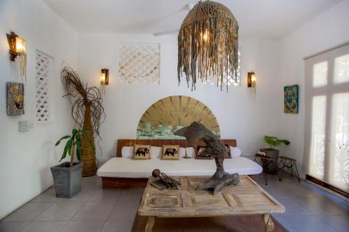 una habitación con una cama y una estatua sobre una mesa en Casa Moraira en Cartagena de Indias