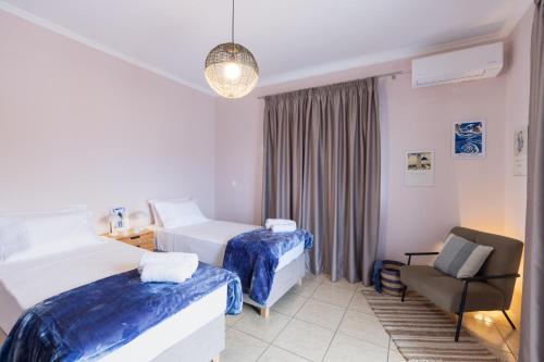 Una cama o camas en una habitación de Mnḗmē