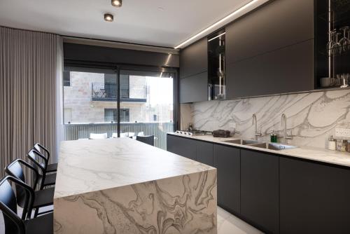 une cuisine avec un comptoir en marbre et un évier dans l'établissement 4Corners Retreat- Center of Town, Jerusalem, à Jérusalem