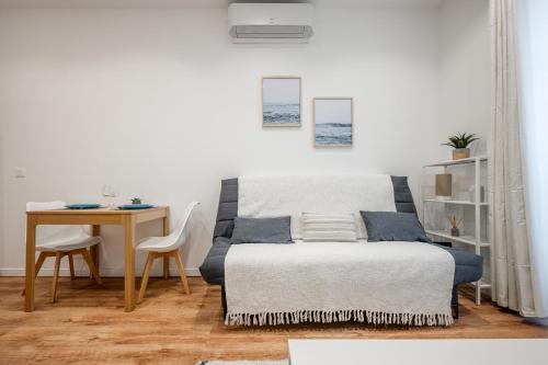 une chambre avec un lit, une table et un bureau dans l'établissement Pertinax Cosy 2 pièces au coeur du centre ville de Nice AC, à Nice