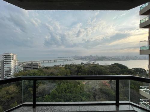 balcón con vistas al río y al puente. en Central Park Flat Residence, en Florianópolis