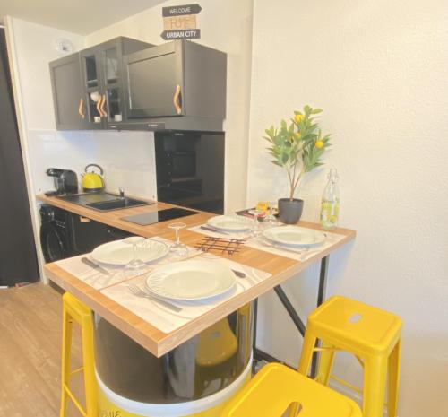 Photo de la galerie de l'établissement L Escapade Lourdaise Balcon Parking Wifi ville, à Lourdes