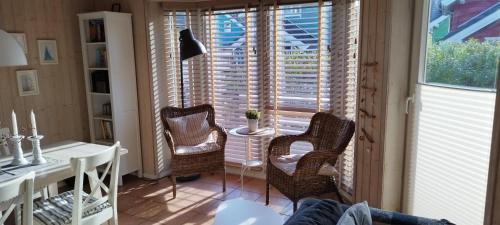 苏索Seemöwe 1的客厅配有椅子、桌子和窗户