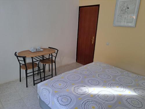 1 dormitorio con 1 cama, mesa y sillas en Casa Rochinha, en Portimão