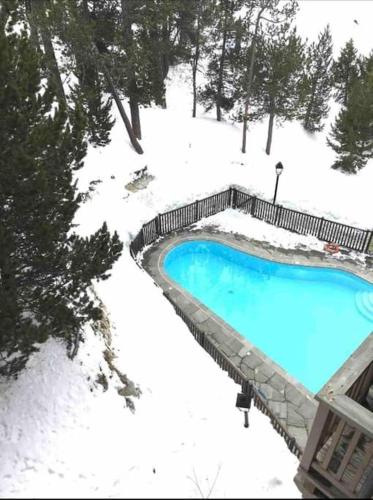 - une piscine avec de la neige au sol dans l'établissement Arc 1950 Résidence 5* Sources de Marie 4/6 pers, à Arc 1950