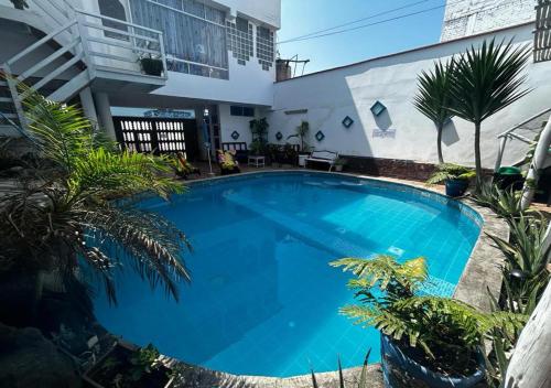 a large blue swimming pool in front of a building at Playa Arica Backpackers in Arica
