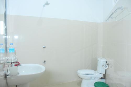fedi viwe في اوداوالاوي: حمام ابيض مع مرحاض ومغسلة