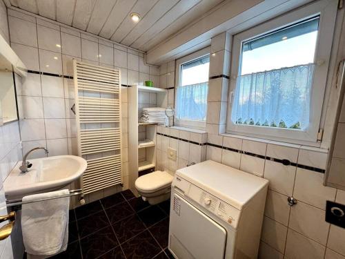 ein Bad mit einem Waschbecken, einem WC und einem Fenster in der Unterkunft Wohnung in Greven - nähe Münster in Greven