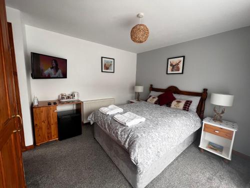 เตียงในห้องที่ Rooms at Elmbank near Loch Ness