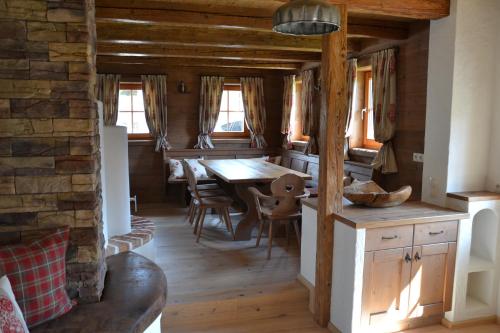 a dining room with a table and chairs in a cabin at Ferienhaus Gompitzer in Heiligenblut