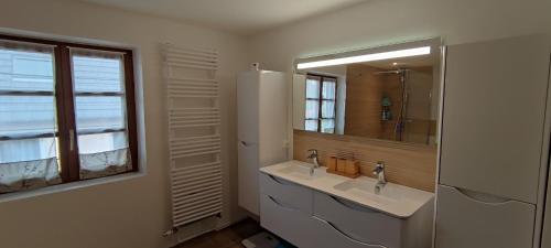 Ванная комната в Grande Maison Familiale dans village alsacien, cour, jardin, proche route du vin, Europapark, Haut Koenigsbourg, Sélestat