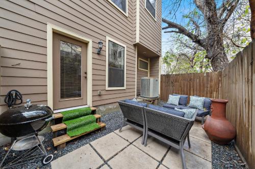a patio with a bbq and a grill next to a house at Nr Dt, Heights, Washington, Montrose Wifi Bbq in Houston