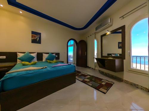 Una cama o camas en una habitación de Seaview Panorama Boatel