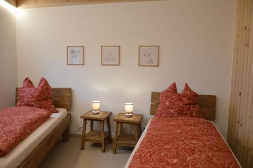Postel nebo postele na pokoji v ubytování Ferienwohnung, 1-Zimmer, 1-3 Personen, 31 qm, mit Balkon, in ruhige Lage, direkt an der Aach