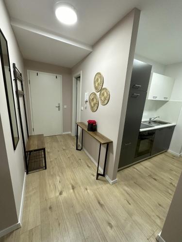 een woonkamer met een tafel en een keuken bij Luxury Apartment Ottweiler in Ottweiler