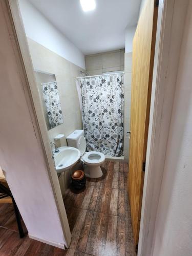 uma pequena casa de banho com WC e lavatório em Thiago apart Monoambiente em General Pico