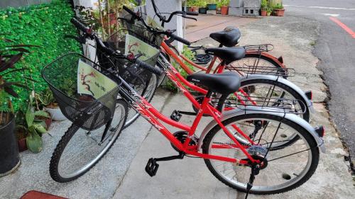 two bikes parked next to each other on a sidewalk at 梅園小築民宿 in Chishang