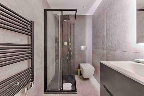 a bathroom with a shower and a toilet and a sink at Saint Jean Baptiste, studio pour 2 personnes Garibaldi, Coulée Verte in Nice